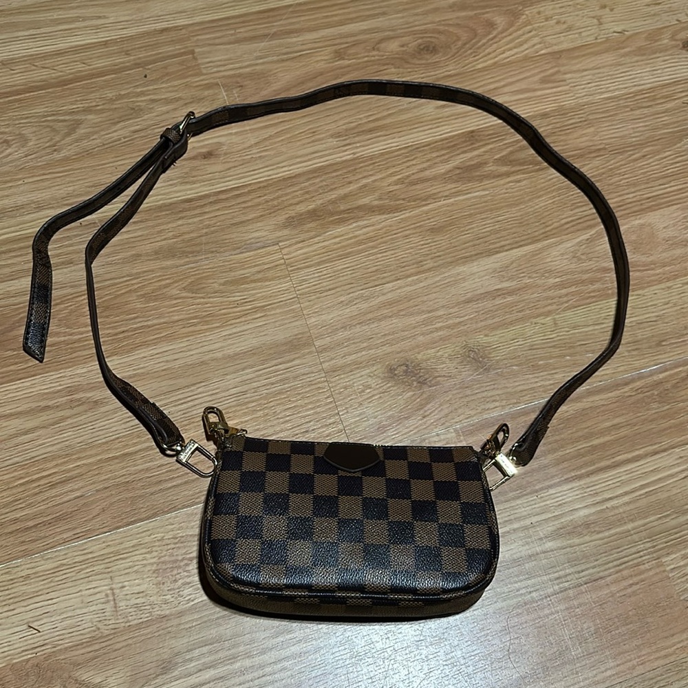 unbranded brown checkered bag with brown checkered adjustable shoulder strap